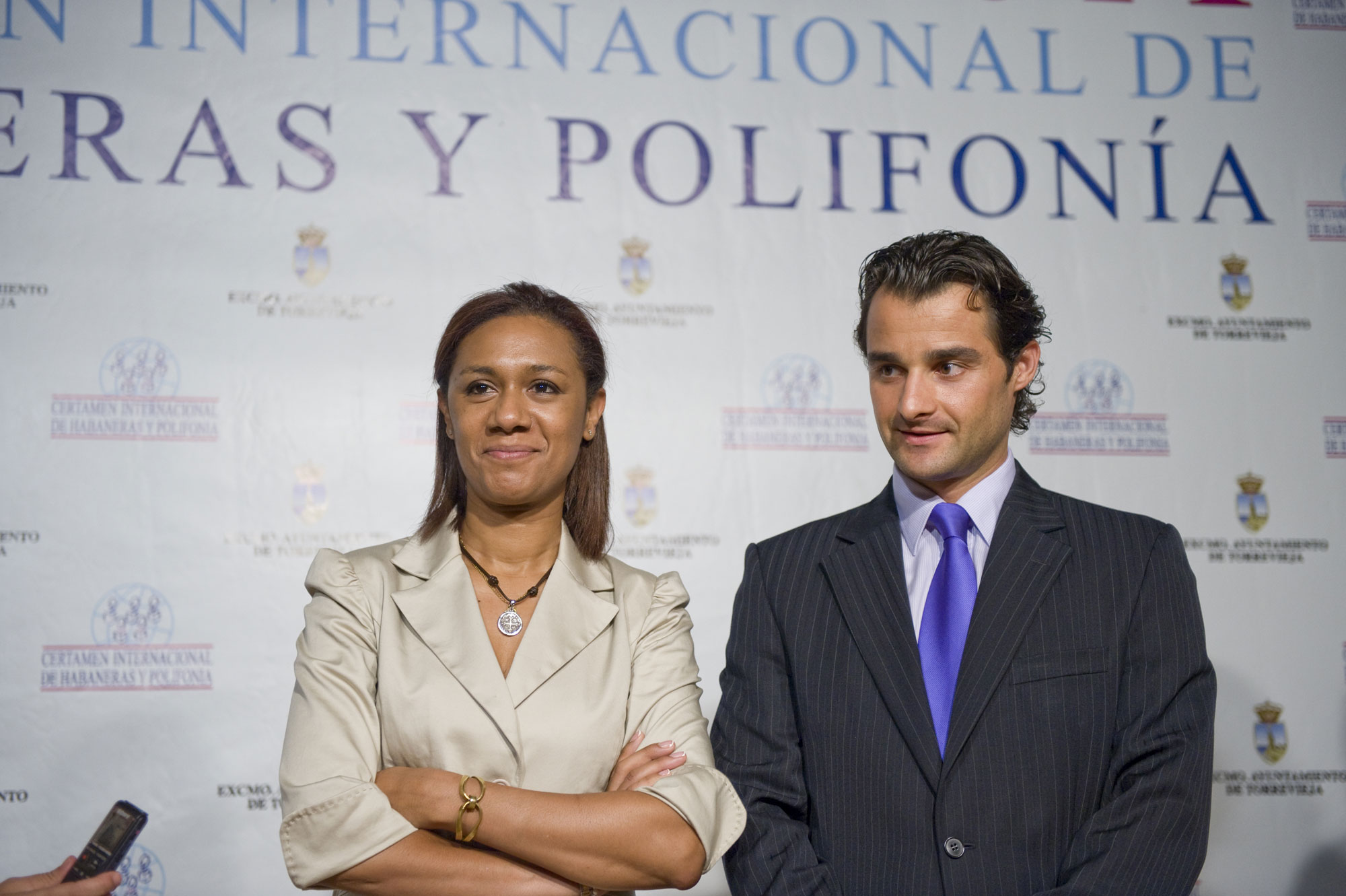 La consellera Lola Johnson, junto al alcalde, Eduardo Dol&oacute;n
